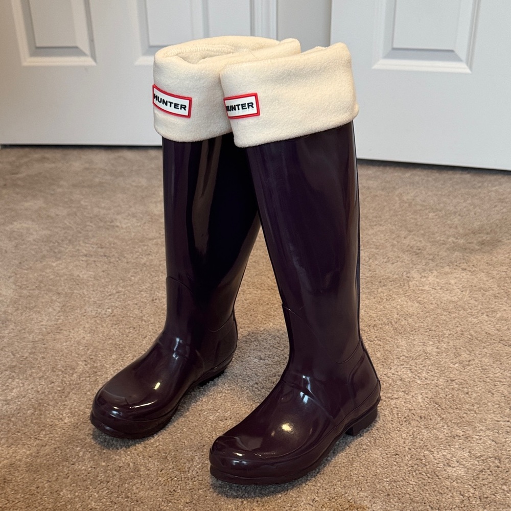 Hunter Tall Gloss Rain Boots in Purple with Cream Fleece Inserts - Picture 7 of 7